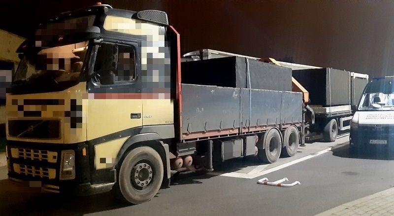 Zatrzymany transport szamb betonowych.