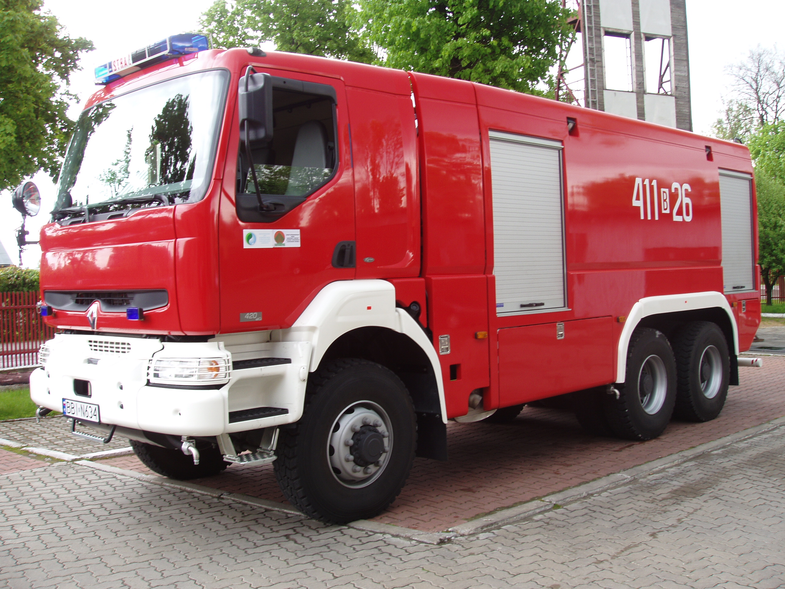 Zdjęcie przedstawia ciężki samochód gaśniczy na podwoziu RENAULT Kerax stojący na placu strażnicy