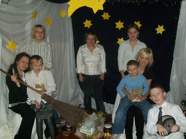 UCZNIOWIE ZDUŃSKIEJ DĄBROWY NA SPOTKANIU OPLATKOWYM W DOMU DZIECKA W GOSTYNINIE