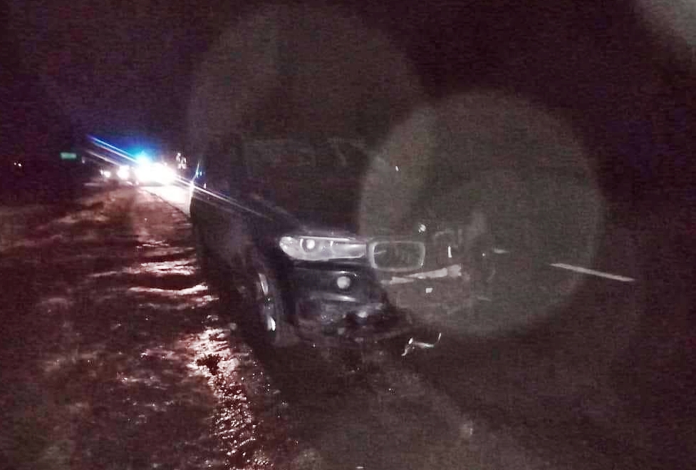 Samochód osobowy z uszkodzonym przodem po zdarzeniu drogowym.