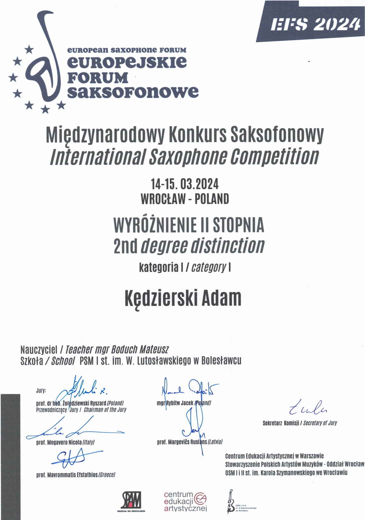 Grafika w białym kolorze z odcieniami szarości przedstawiająca dyplom dla Adama Kędzierskiego. W tle znajduje się następujący tekst: "Europejskie Forum Saksofonowe we Wrocławiu - Międzynarodowy Konkurs Saksofonowy 14-15.03.2024, Wrocław, Polska. Wyróżnienie II stopnia w kategorii I dla Adama Kędzierskiego. Nauczyciel mgr Mateusz Boduch - PSM I st. im. W. Lutosławskiego w Bolesławcu. Podpisani członkowie Jury."