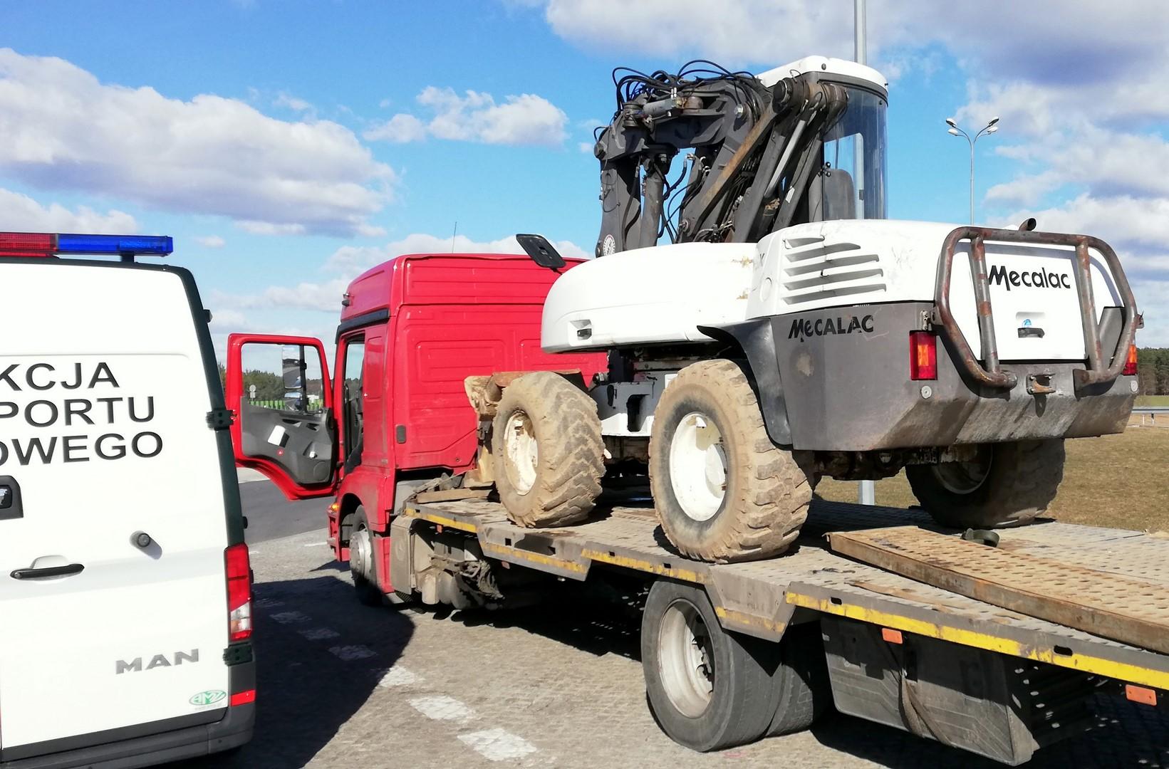 Nienormatywna ciężarówka z koparką.