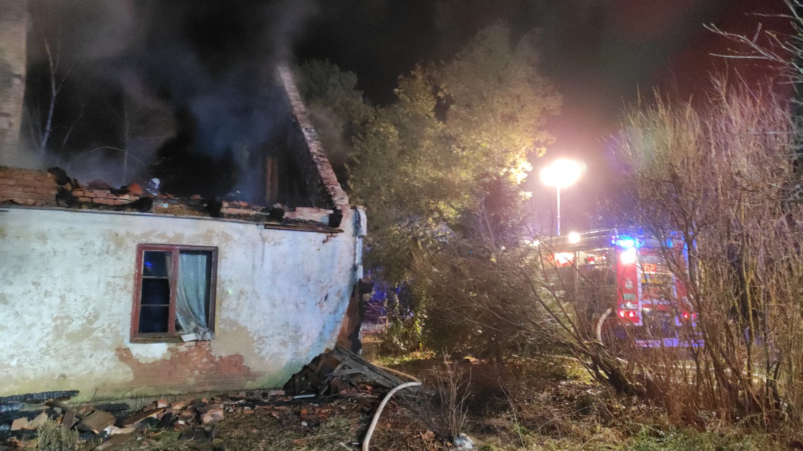 Nocny pożar budynku mieszkalnego