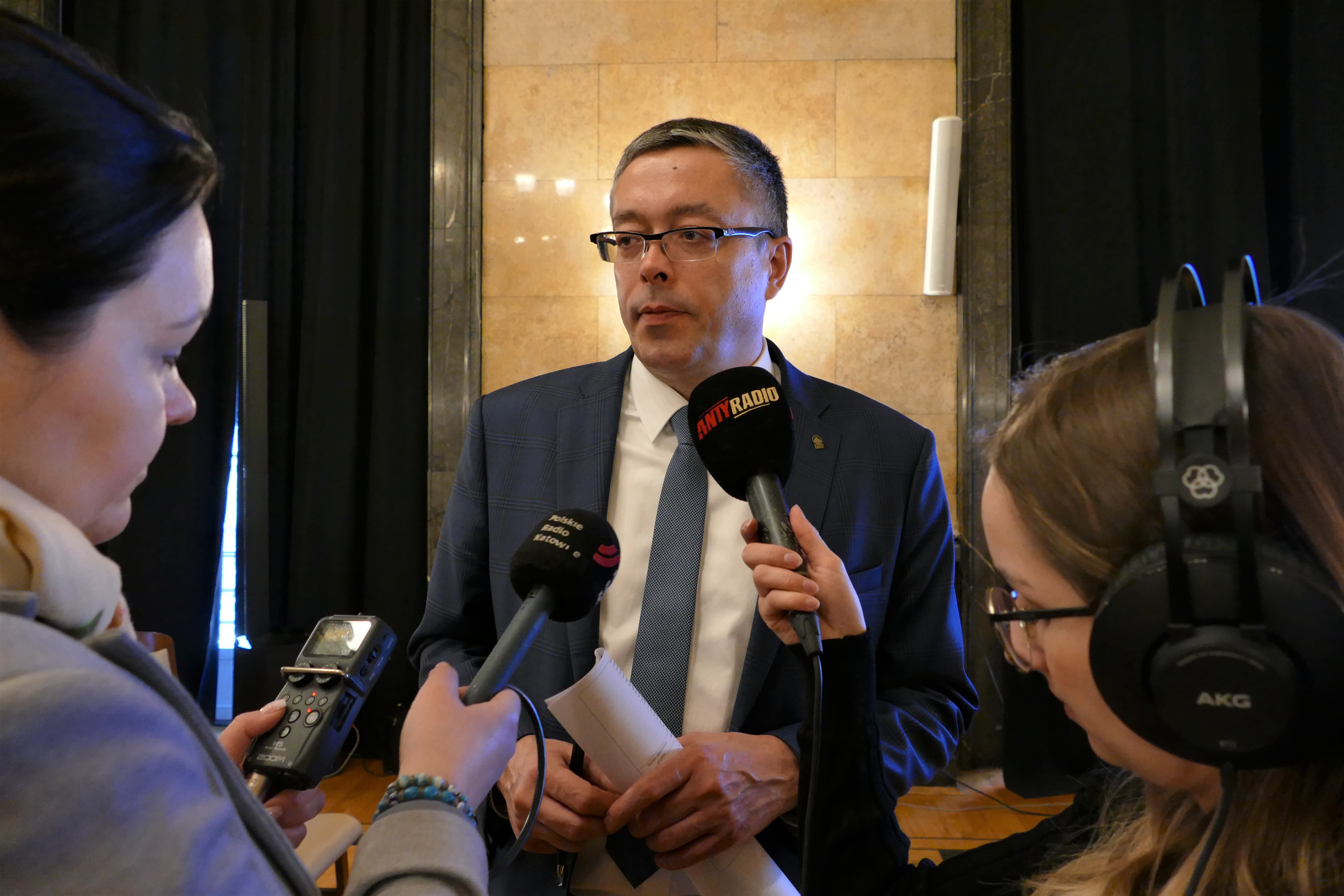 Artur Michalski, zastępca prezesa zarządu NFOŚiGW podczas uroczystości podpisania umowy o dofinansowanie przez NFOŚiGW projektów budowy stacji tankowania wodorem w Tychach i Świerklańcu.