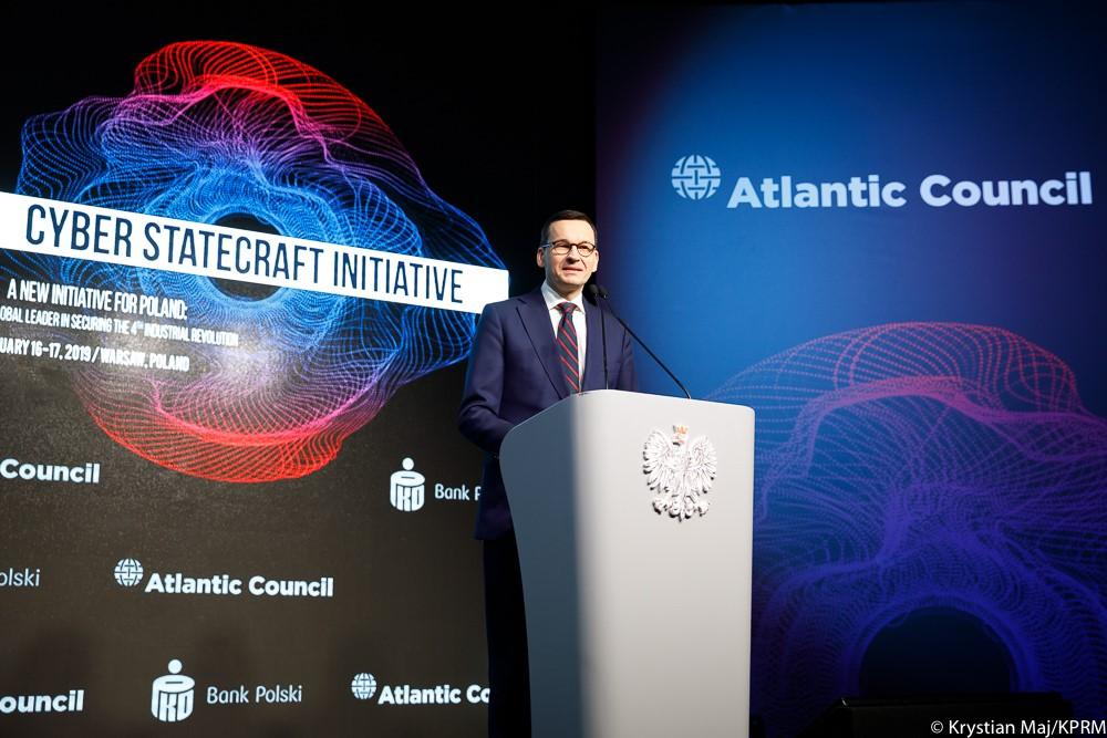 Premier Mateusz Morawiecki przemawia podczas konferencji.