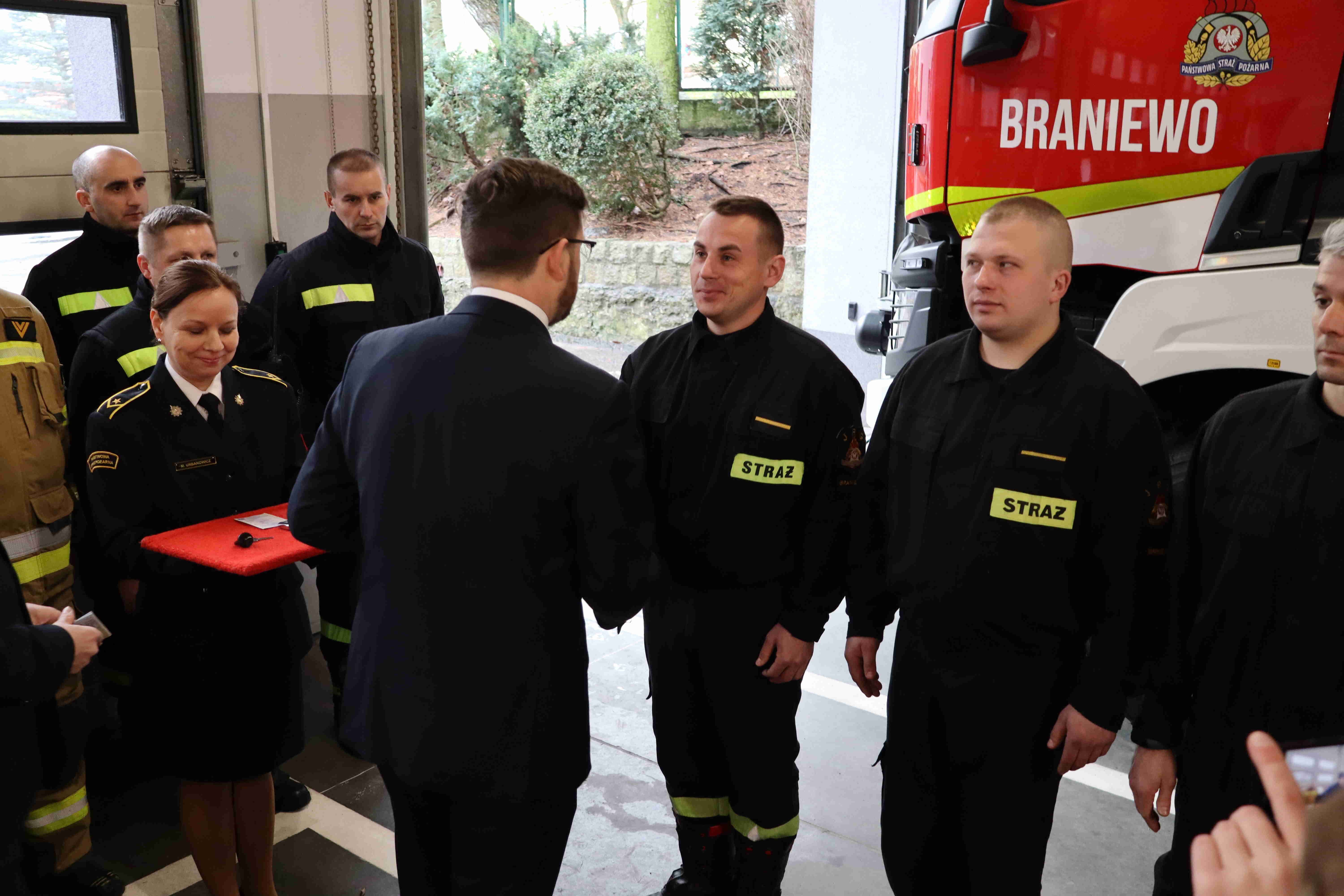 Uroczyste przekazanie pojazdów pożarniczych i łodzi Komendzie Powiatowej PSP w Braniewie 