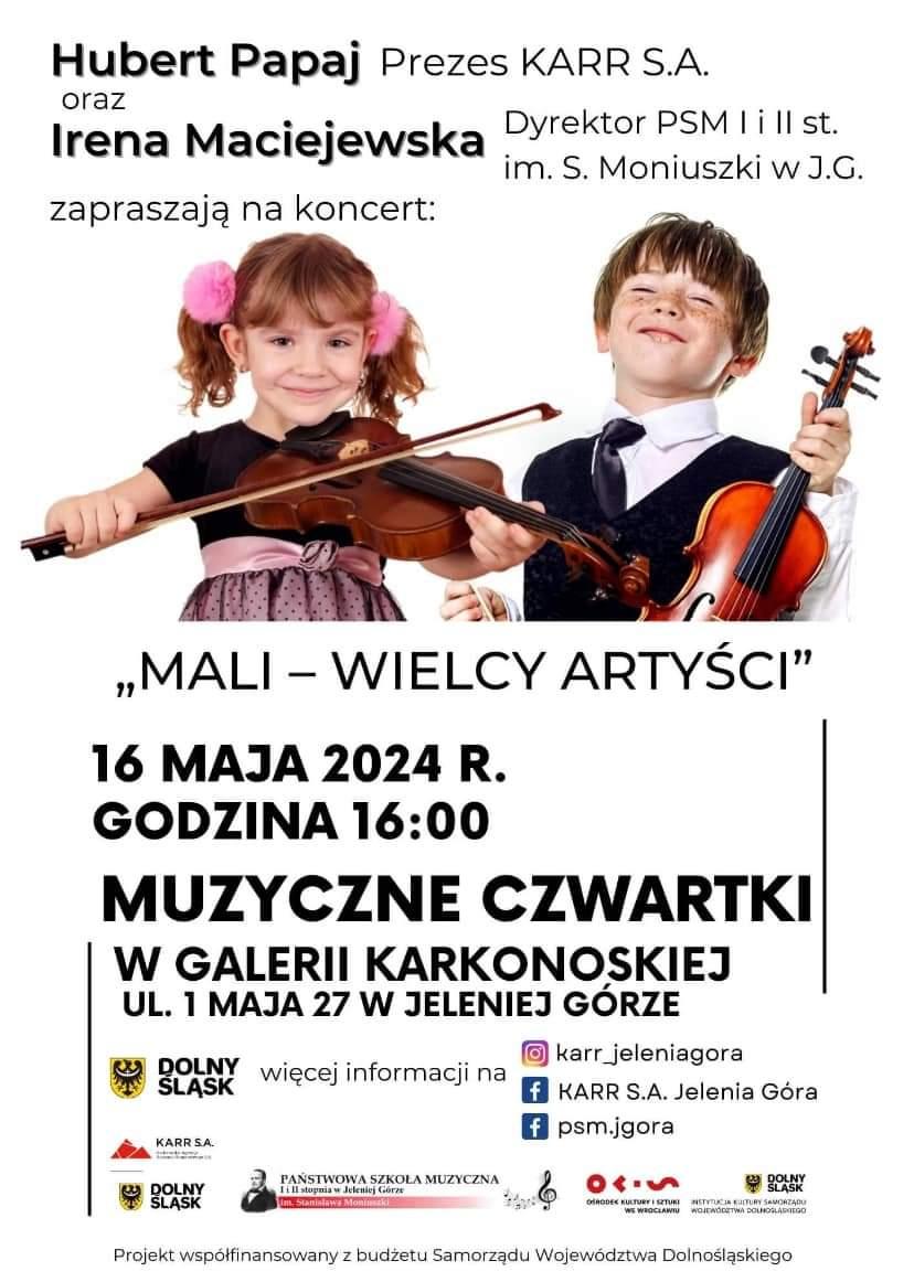 Czarne napisy informujące o wydarzeniu: Hubert Papaj Prezes KARR S.A. oraz Irena Maciejewska Dyrektor PSM I i II stopnia im. Stanisława Moniuszki w Jeleniej Górze zapraszają na koncert. " MALI - WIELCY ARTYŚCI" 16 maja 2024 r., godz: 16:00. Galeria Karkonoska 1 Maja 27 w Jeleniej Górze. Środkowa część to obrazek przedstawiający dwójkę uśmiechniętych dzieci. Dziewczynkę trzymającą skrzypce w pozycji do grania oraz chłopca, prezentującego skrzypce.W dolnej części loga.