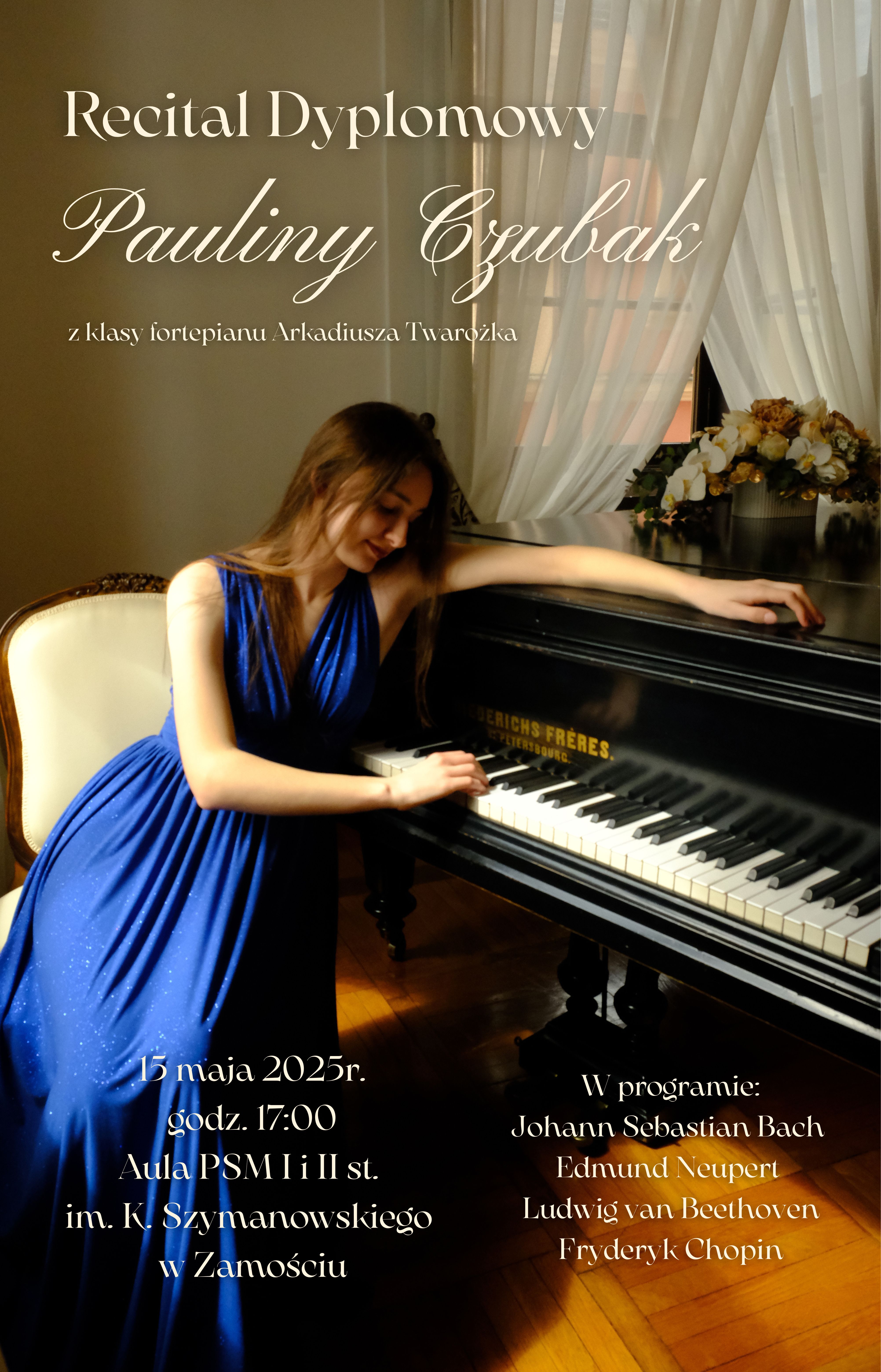 Plakat zapowiada recital dyplomowy Pauliny Czubak z klasy fortepianu Arkadiusza Twarożka, który odbedzie się 15 maja 2025 o godz. 17.00 w Auli PSM w Zamościu. Głównym motywem graficznym jest zdjęcie Pauliny Czubak w niebieskiej sukni, siedzącej przy fortepianie. Prawa ręka znajduje się na klawiaturze a lewa wspiera się na dece fortepianu.