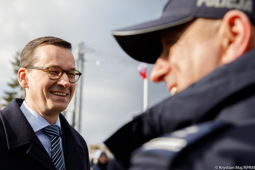 Premier Mateusz Morawiecki i policjant.