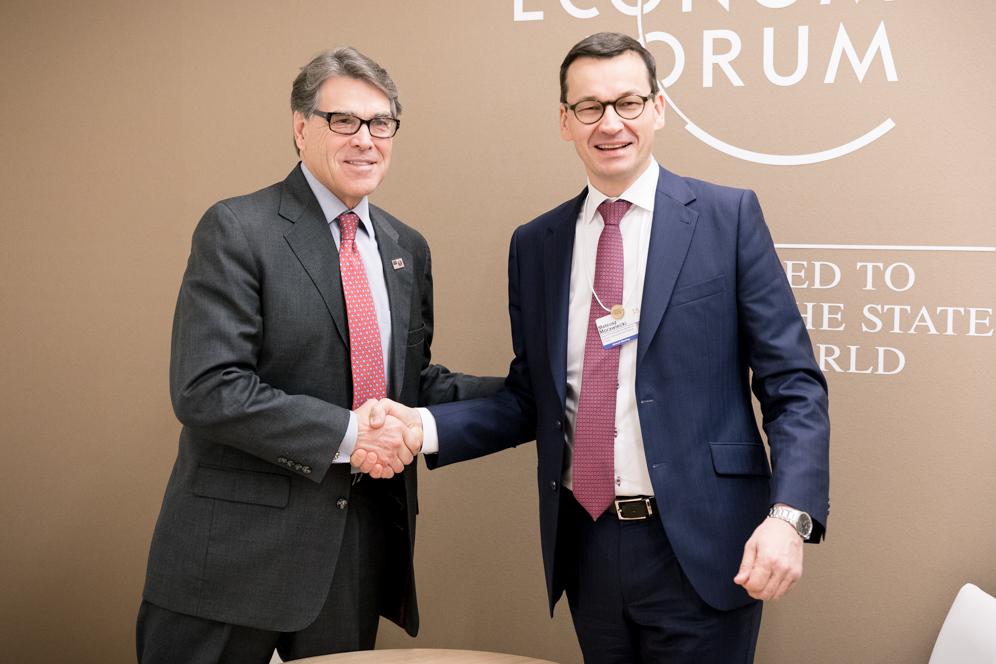 Premier Mateusz Morawiecki wita się z sekretarzem USA ds. energii Rickiem Perrym.