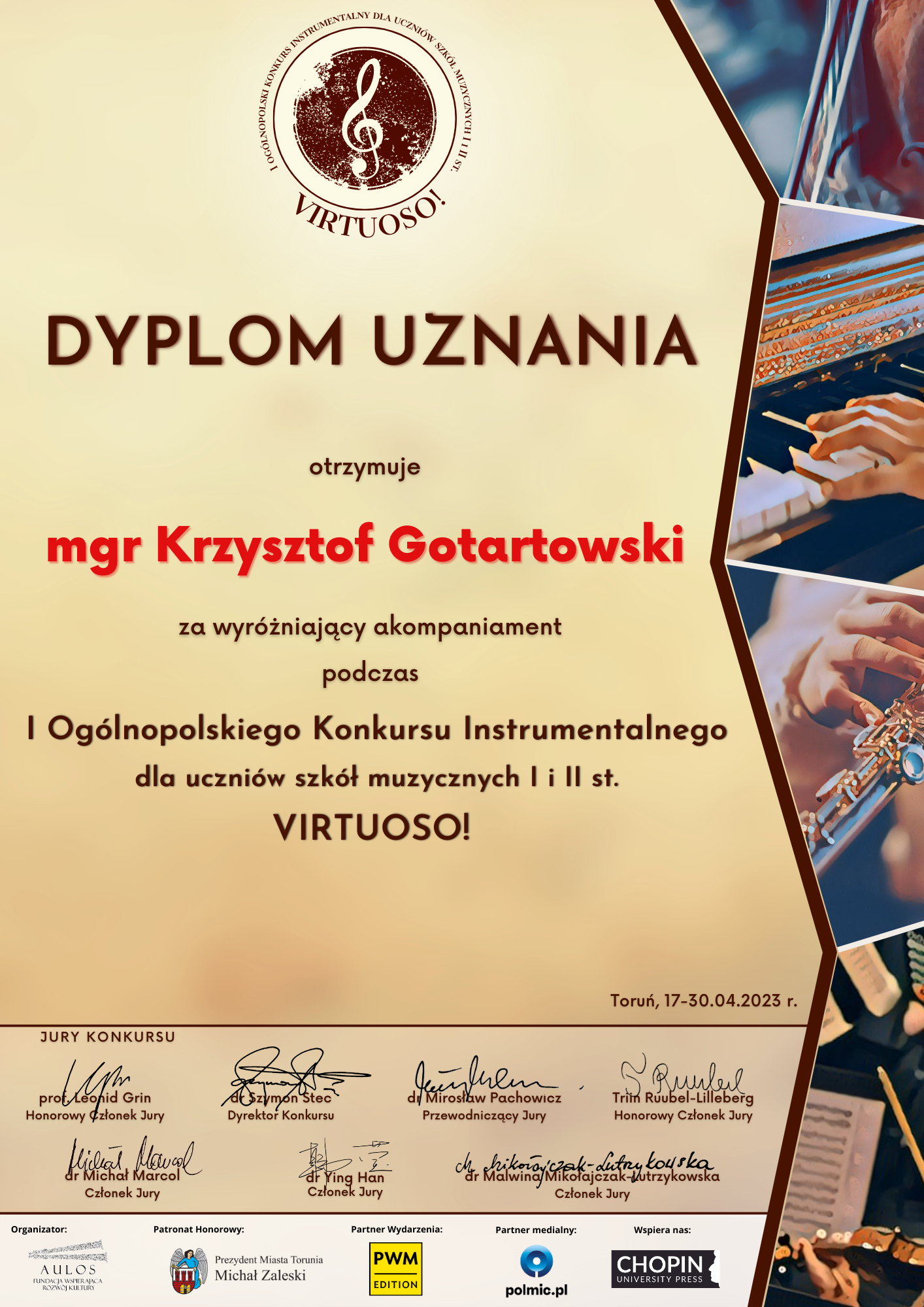 Dyplom uznania umieszczony jest na takim samym tle jak plakat informujący o wydarzeniu. mgr Krzysztof Gotartowski zdobył dyplom za wyróżniający akompaniament podczas I Ogólnopolskiego Konkursu Instrumentalnego dla uczniów szkół Muzycznych I i II st VIRTUOSO!