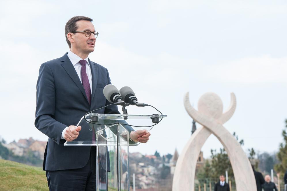 Premier Mateusz Morawiecki przemawia podczas uroczystości odsłonięcia pomnika upamiętniającego katastrofę pod Smoleńskiem w Budapeszcie.