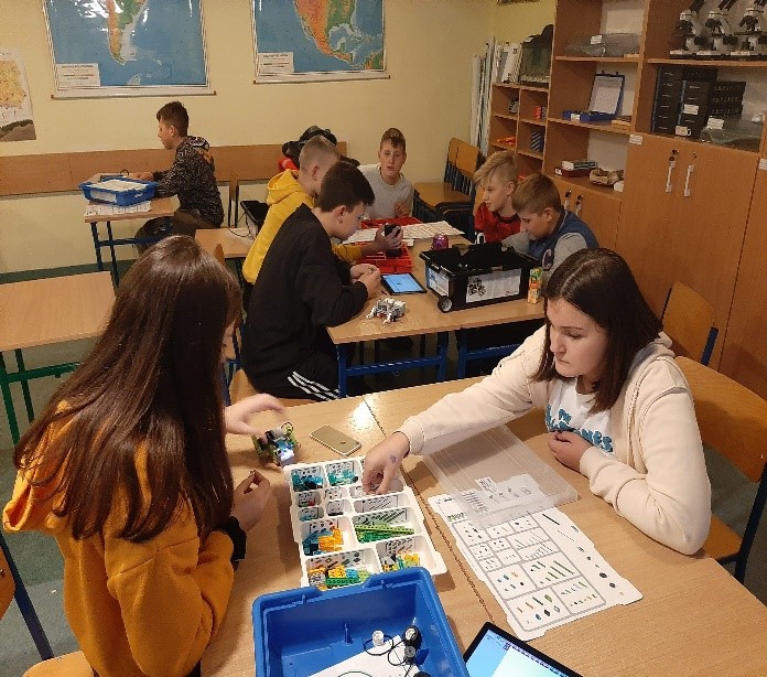 Młodzież biorąca udział w zajeciach z robotyki i programowania