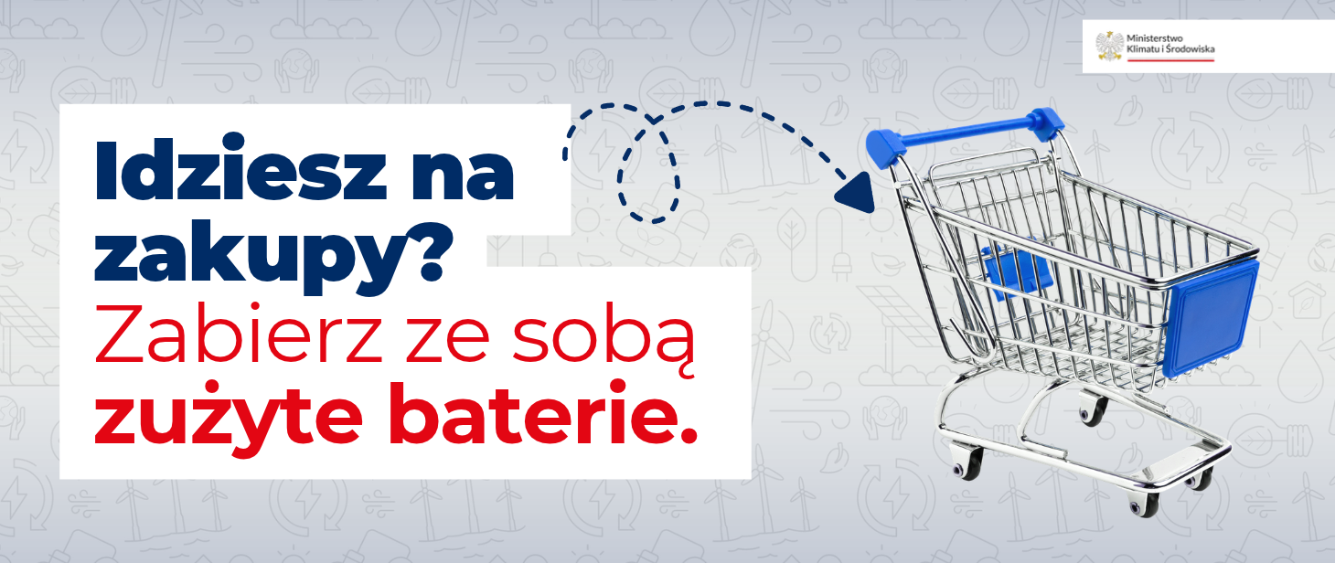Grafika informacyjna zachęcająca do oddawania zużytych baterii podczas zakupów. Po lewej stronie znajduje się duży napis: „Idziesz na zakupy? Zabierz ze sobą zużyte baterie.” Po prawej stronie widoczny jest metalowy wózek sklepowy z niebieskimi elementami. Nad wózkiem umieszczono przerywaną linię zakończoną strzałką, wskazującą kierunek ruchu. W prawym górnym rogu znajduje się logo Ministerstwa Klimatu i Środowiska. Tło jest jasnoszare i zawiera delikatne grafiki związane z ochroną środowiska, energią odnawialną i recyklingiem.