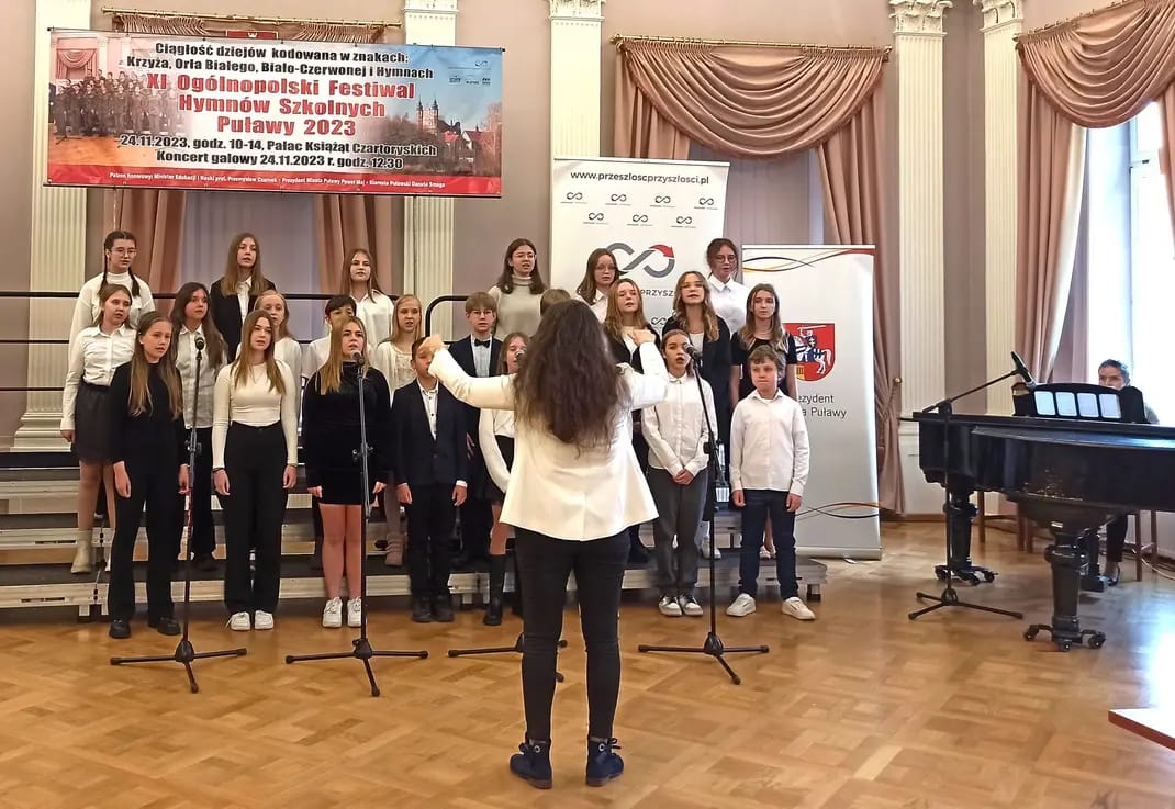 Zdjęcie chóru szkolnego podczas występu