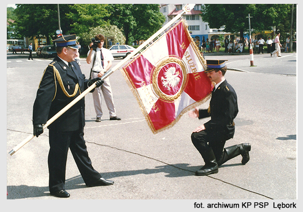 Wręczenie sztandaru dla Jednostki Ratowniczo-Gaśniczej Państwowej Straży Pożarnej w Lęborku w dniu 1 czerwca 1996 r. na Placu Pokoju. 