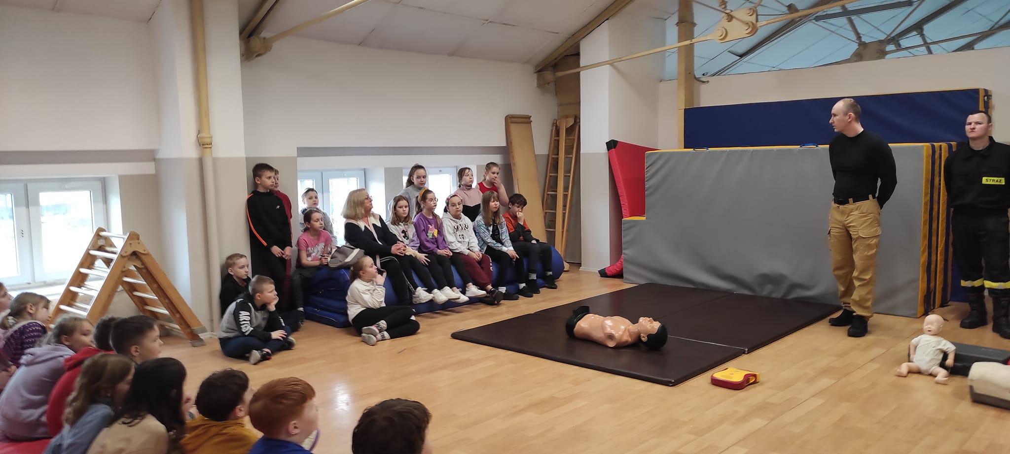 W braniewskiej "piątce" strażacy uczyli dzieci, jak udzielać pierwszej pomocy!