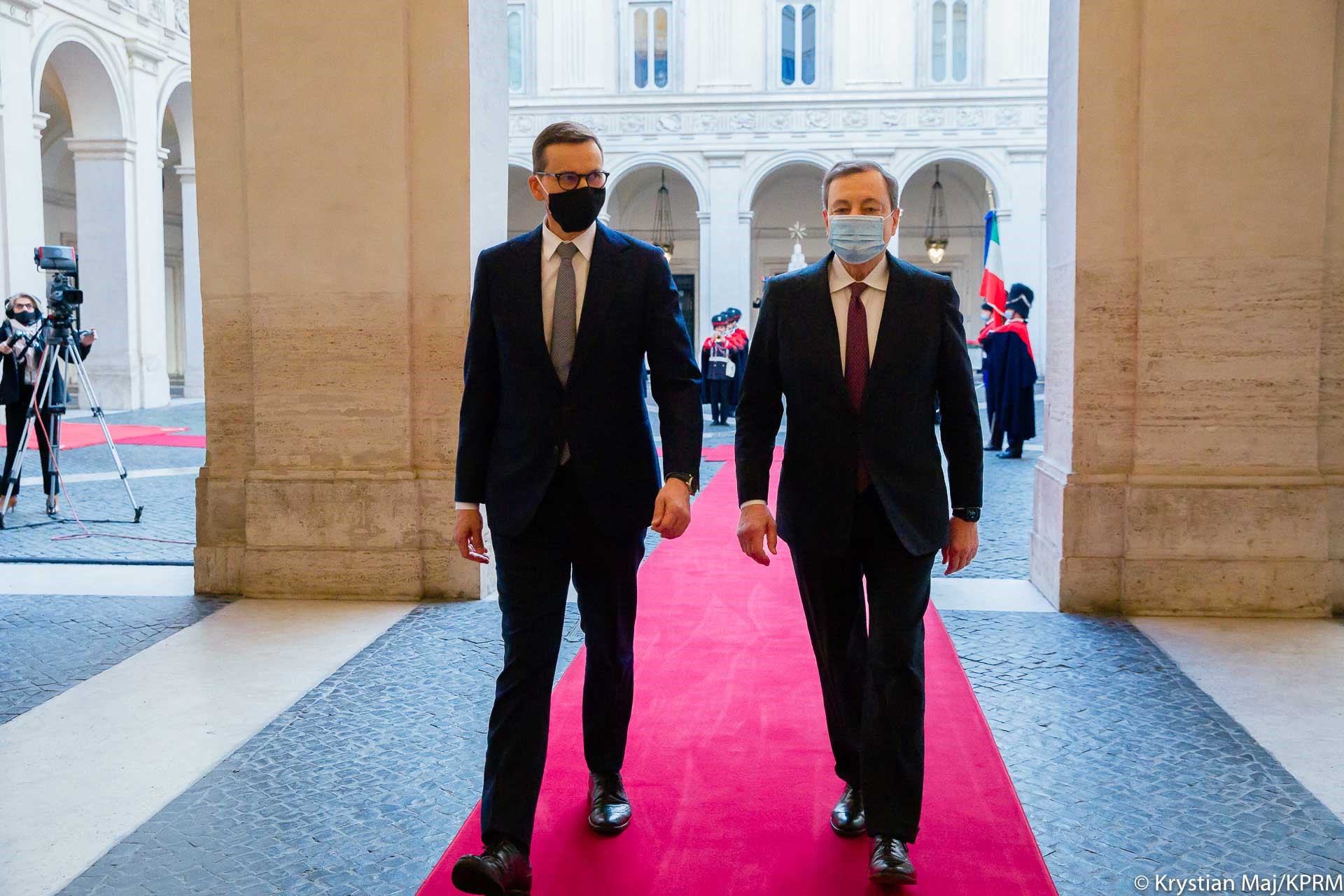 Spotkanie premiera Mateusza Morawieckiego z premierem Mario Draghim - wspólne wejście do Kancelarii Premiera Włoch 