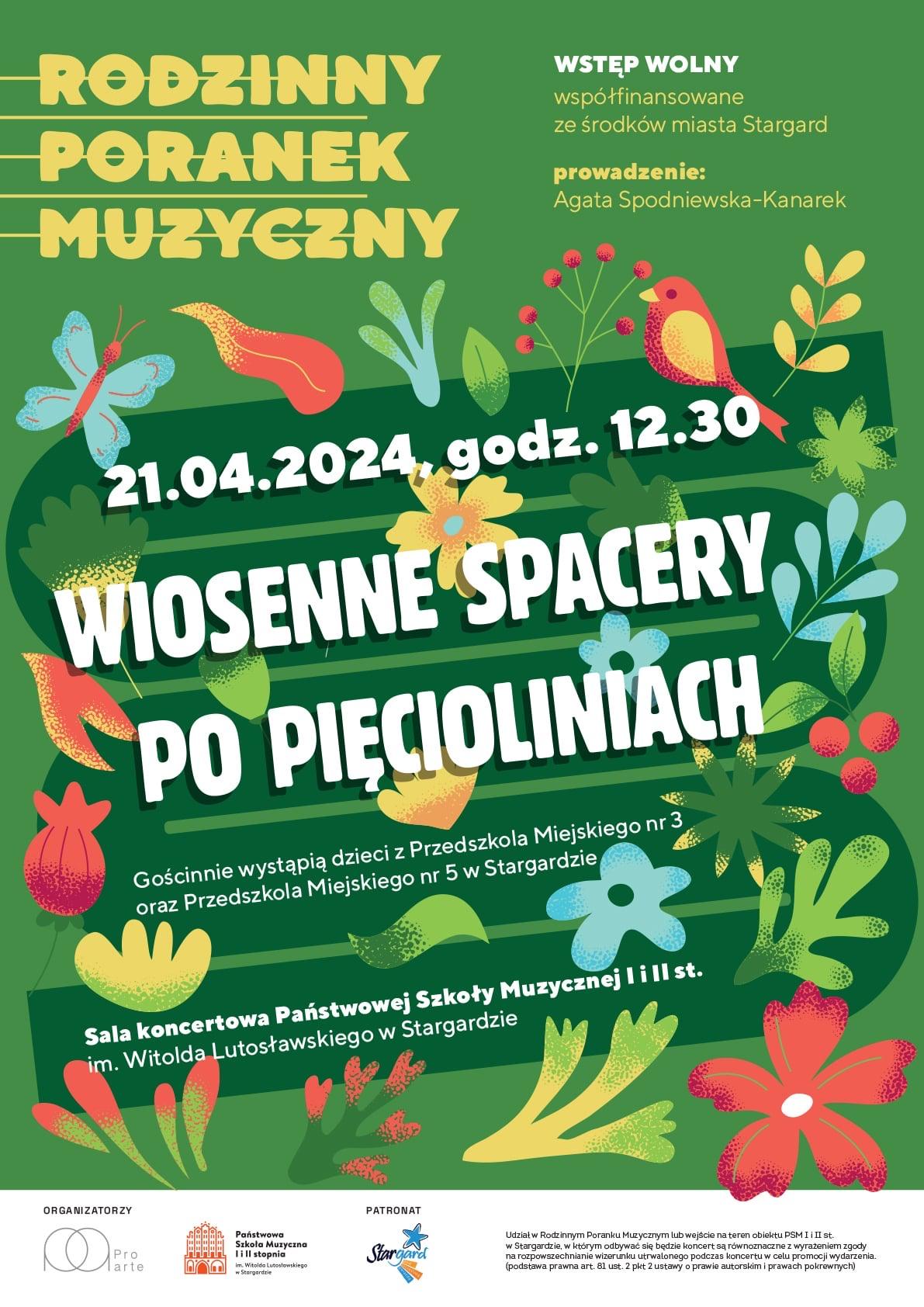 Plakat informujący o Rodzinnym Poranku Muzycznym - Wiosenne spacery po pięciolinii w dniu 21 kwietnia 2024 roku o godzinie 12.30. Plakat ma zielone tło, które ozdabiają różnokolorowe kwiatki, motylki oraz listki i wiosenne gałązki. 