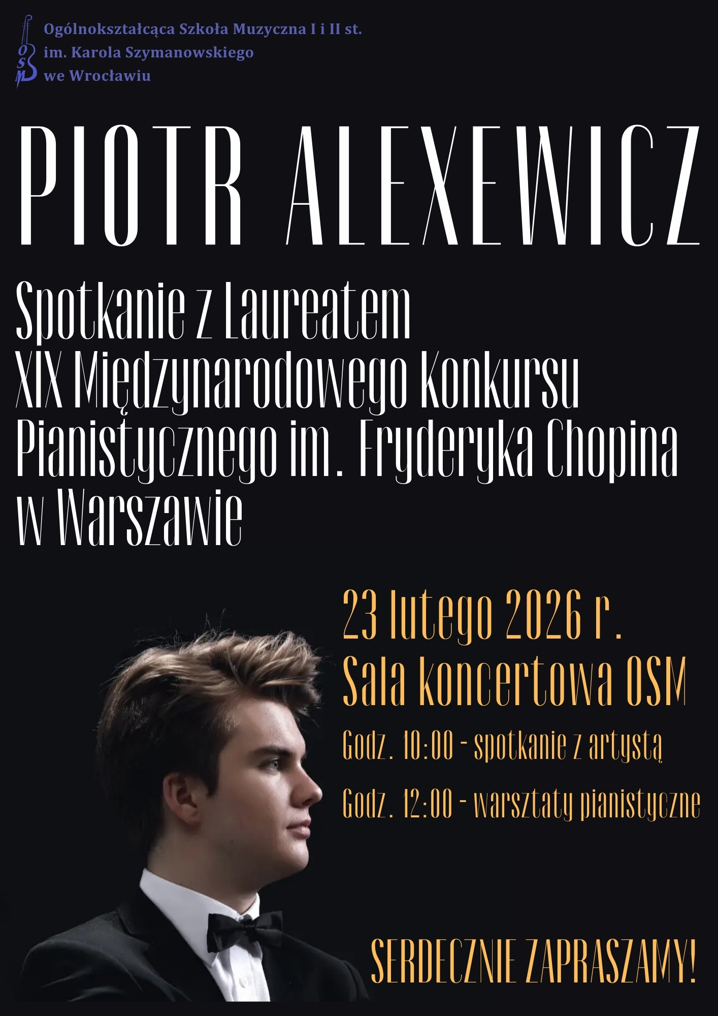 czarny plakat zapowiadający spotkanie z artystą- Piotrem Alexewiczem, zawiera zdjęcie artysty oraz termin i formy spotkania 