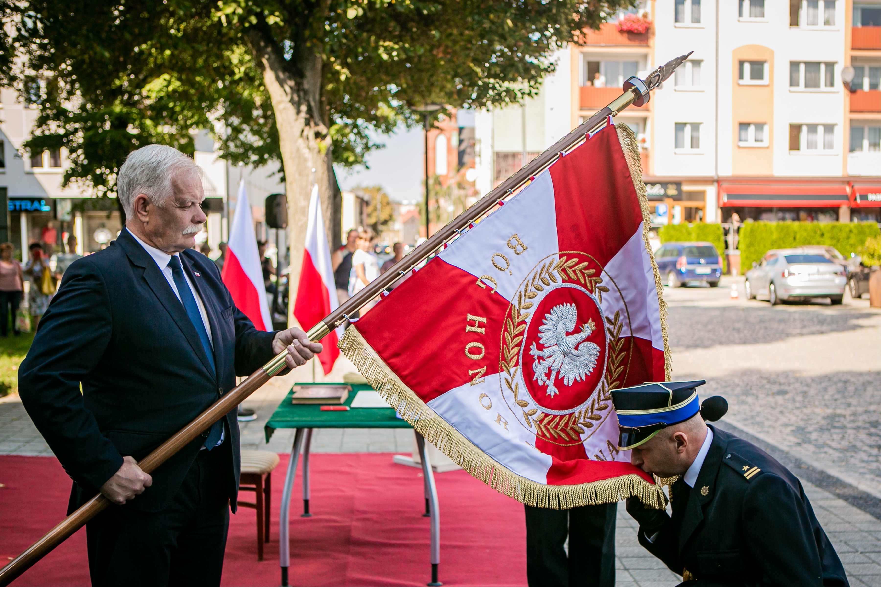 Wręczenie sztandaru dla Komendy Powiatowej Państwowej Straży Pożarnej w Lęborku