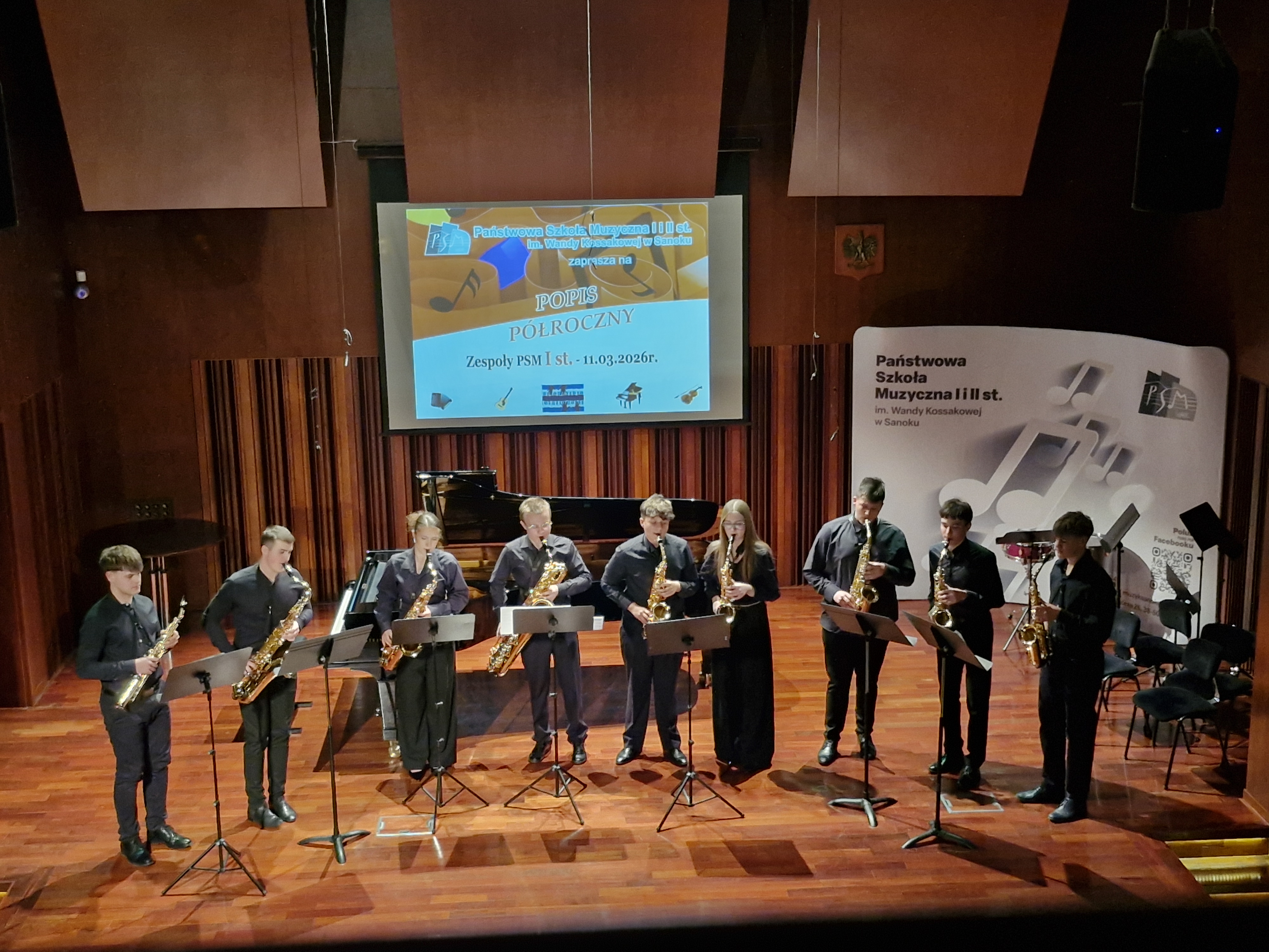 Zespół instrumentów dętych prowadzony przez Mieszka Szybkę. Scena PSM I i II st. w Sanoku