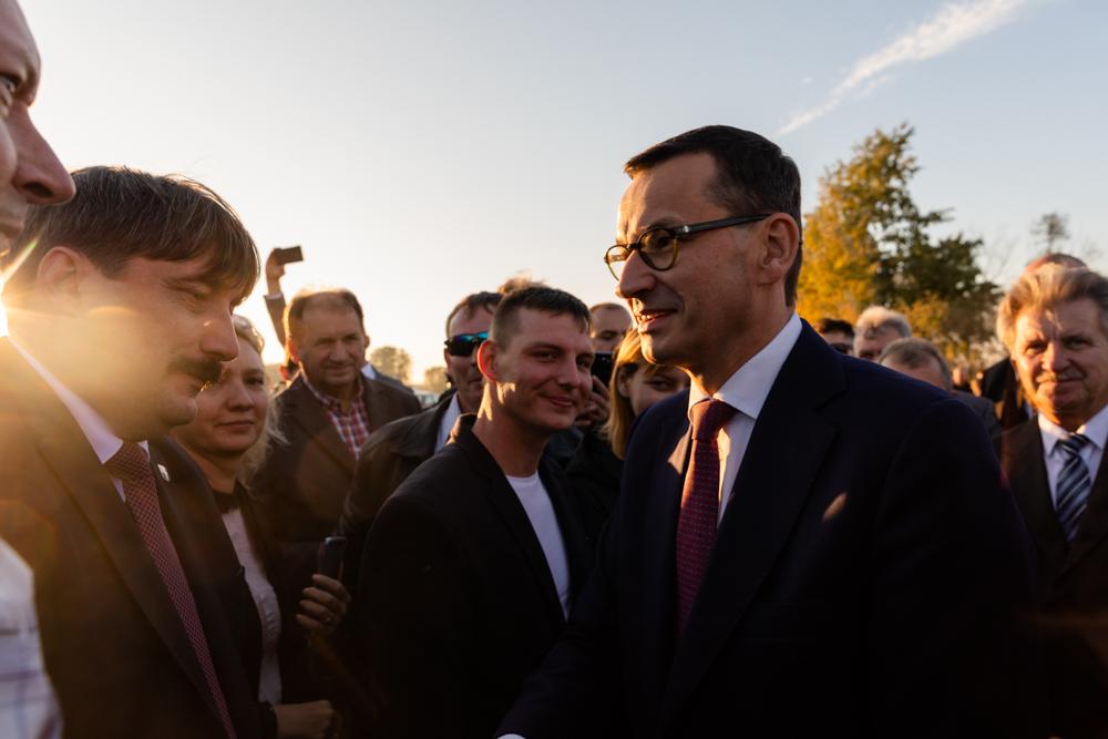 Premier Mateusz Morawiecki wita się z ludźmi.