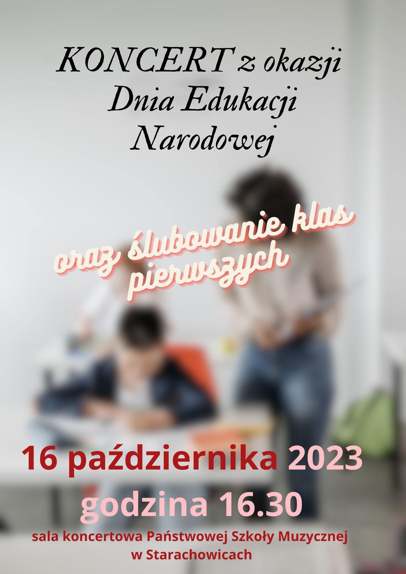 Plakat z rozmytym zdjeciem sali lekcyjnej w jasnych odcieniach. Na środku plakatu lawka lekcyjna a przy niej uczeń i obok stojąca nauczycielka tlumacząca coś uczniowi. Na górze plakatu informacja o nazwie koncertu a na dole szczegóły na temat daty i miejsca koncertu.