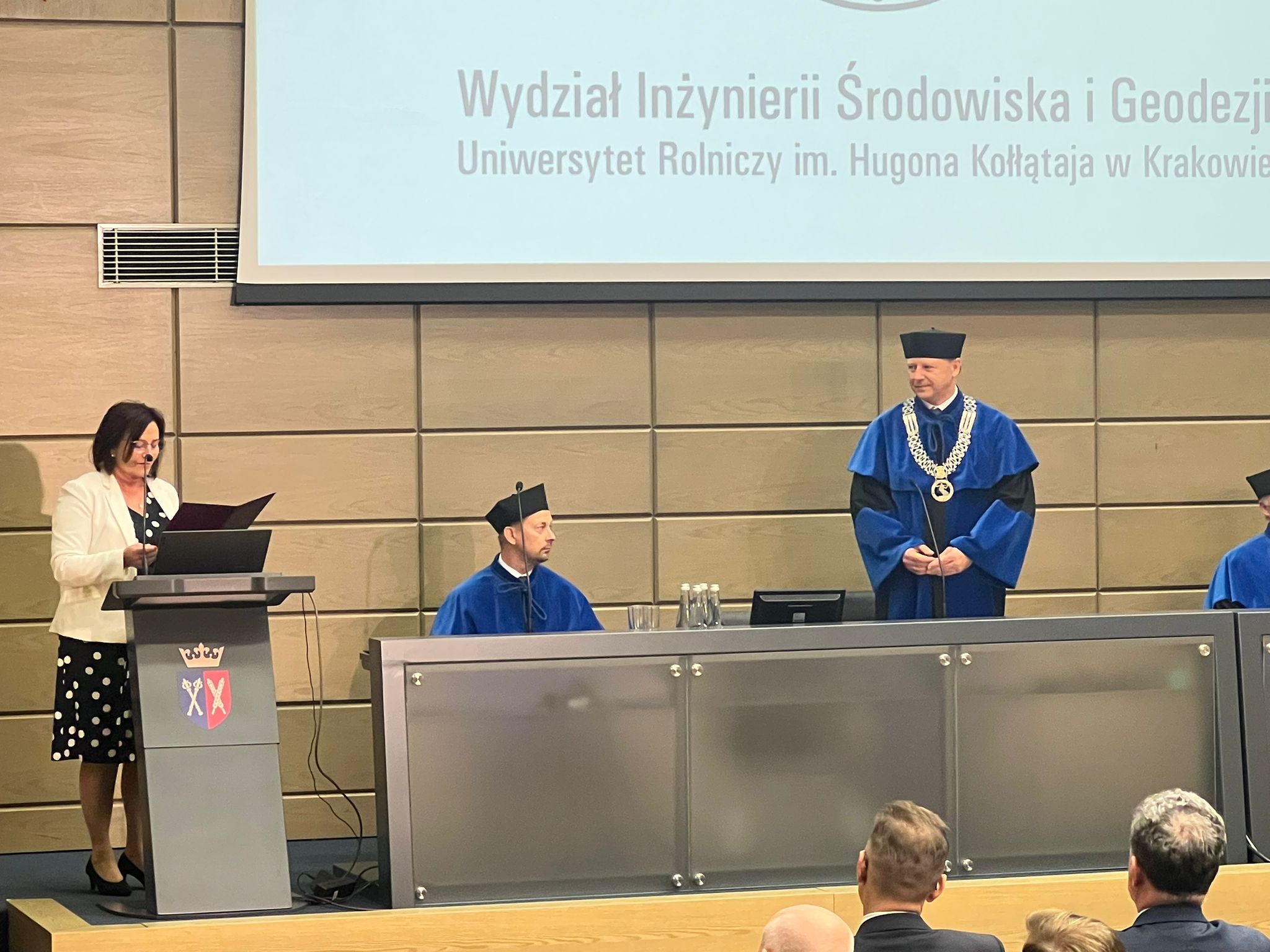 Główny Geodeta Kraju Alicja Kulka przemawia podczas Inauguracji Roku Akademickiego na Wydziale Inżynierii Środowiska i Geodezji Uniwersytetu Rolniczego w Krakowie