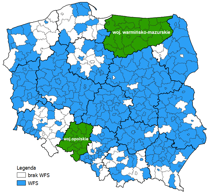Mapa Polski z zaznaczonymi województwami i powiatami. Kolorem zielonym są zaznaczone powiaty, w których wdrożono usługi WFS udostępniające dane dotyczące geometrii działek i budynków. Natomiast kolorem białym są zaznaczone powiaty, w których nie wdrożono tych usług. 