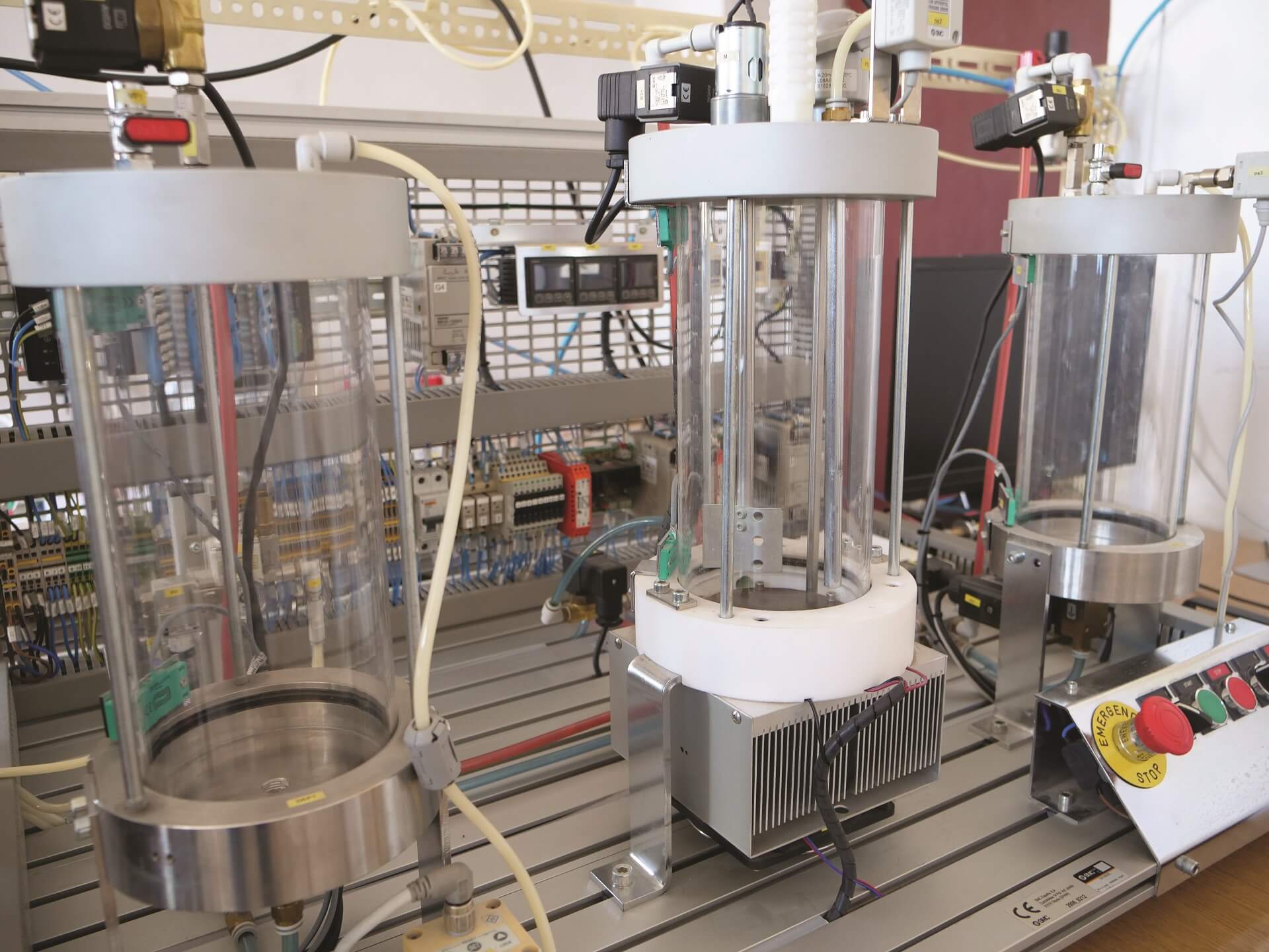 Specjalistyczny sprzęt w laboratorium badawczym