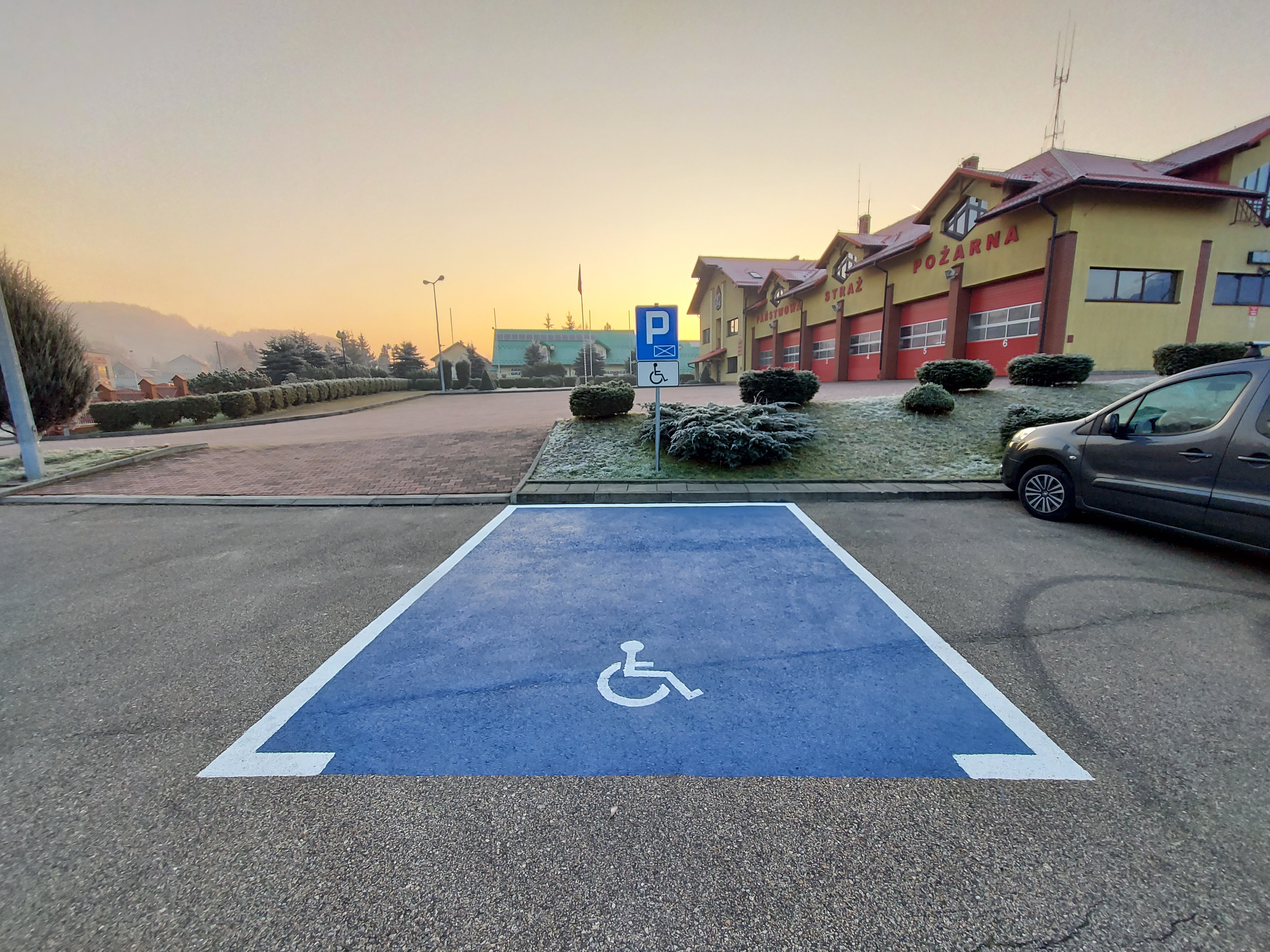 Zdjęcie przedstawia miejsce parkingowe dla osób niepełnosprawnych
