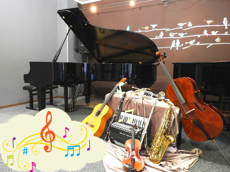 Na zdjęciu aula koncertowa PSM w Tczewie, w dali po prawej stronie widać otwarty fortepian. Z tyłu brązowa ściana z wielobarwnymi ptaszkami na gałązkach. Po prawej w dali drugi fortepian - z zamkniętą klapą. W centralnej części z przodu kompozycja z instrumentów, od lewej kolejno: gitara, klarnet, trąbka, akordeon, flet poprzeczny, skrzypce, saksofon, wiolonczela. W lewym dolnym rogu rysunek chmurki w kolorze pastelowym żółtym, a na niej kolorowe nutki i klucz wiolinowy.