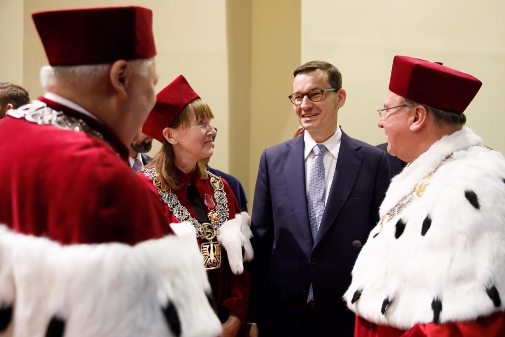Premier Mateusz Morawiecki rozmawia z przedstawicielami Uniwesytetu Medycznego.