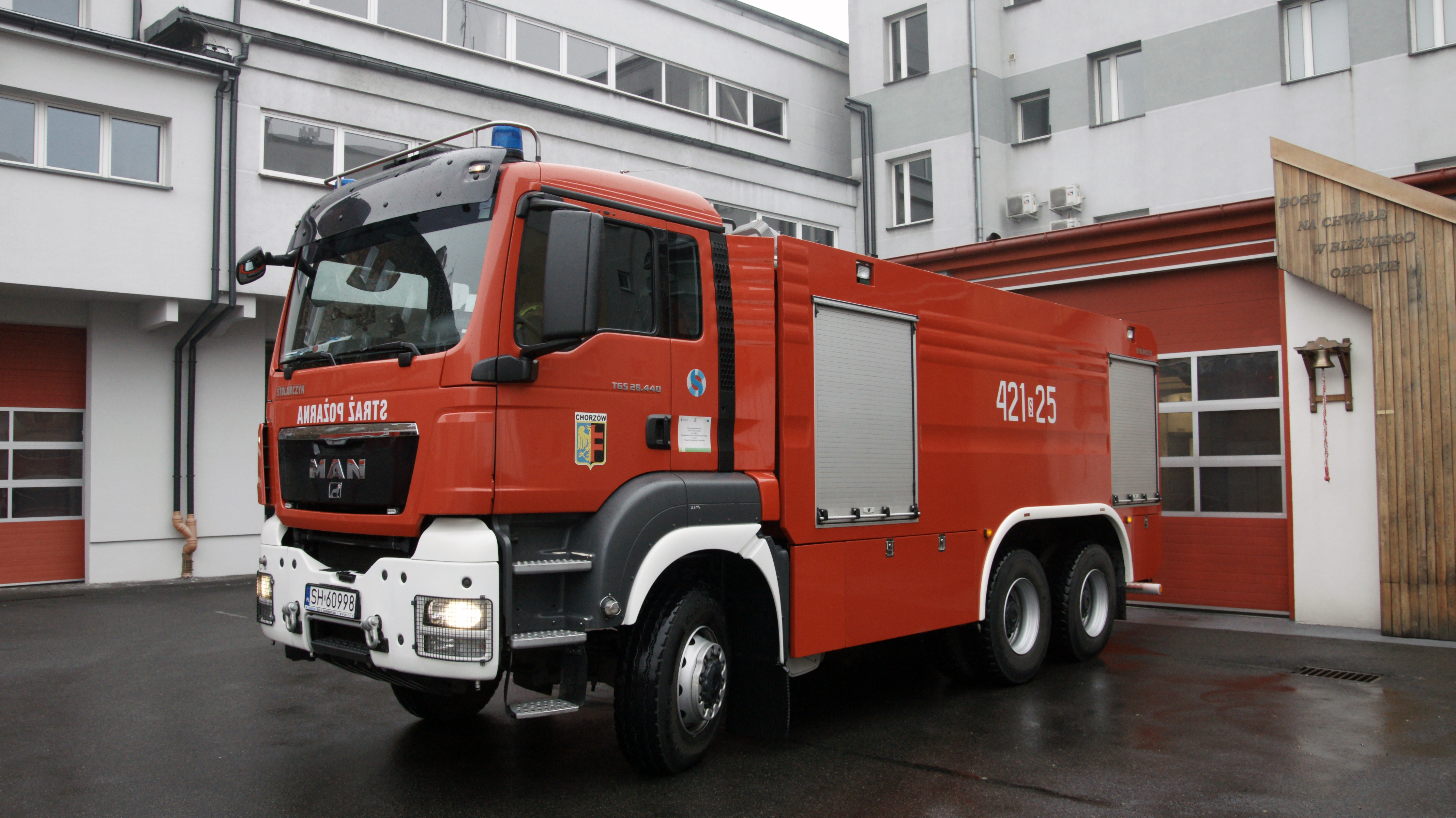 Na fotografii widoczny jest ciężki samochód ratowniczo-gaśniczy GCBA 9,5/64/5 MAN