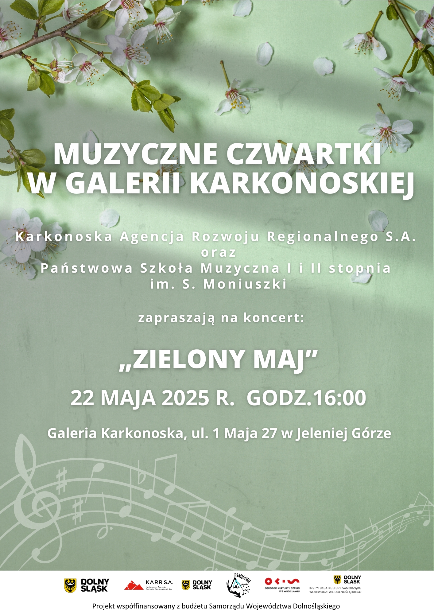 Na blado zielonym tle, białe napisy napisy: Muzyczne czwartki w Galerii Karkonoskiej, KARR S.A. oraz PSM I i II st. w Jeleniej Górze zapraszają na koncert "ZIELONY MAJ" 22 maja 2025 R. GODZ. 16:00. Galeria Karkonoska, ul. 1 Maja 27 w Jeleniej Górze. Góra plakatu to różnorodne, pojedyncze łodygi kwiatów jabłoni. W dolnej części przez szerokość plakatu linia pięciolinii kluczem wiolinowym oraz nutami. Poniżej, w dolnej części, na białym pasie umieszczone loga organizatorów i partnerów.