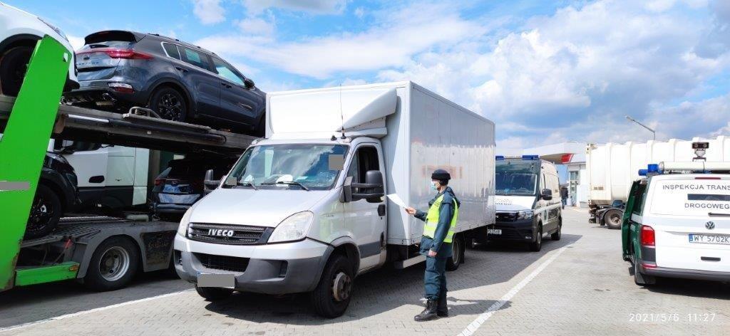 Inspektor przy zatrzymanej ciężarówce