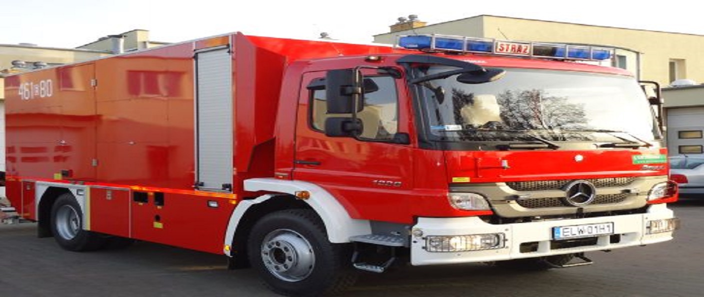 Zdjęcie przedstawia samochód pożarniczy wężowy na podwoziu Mercedes