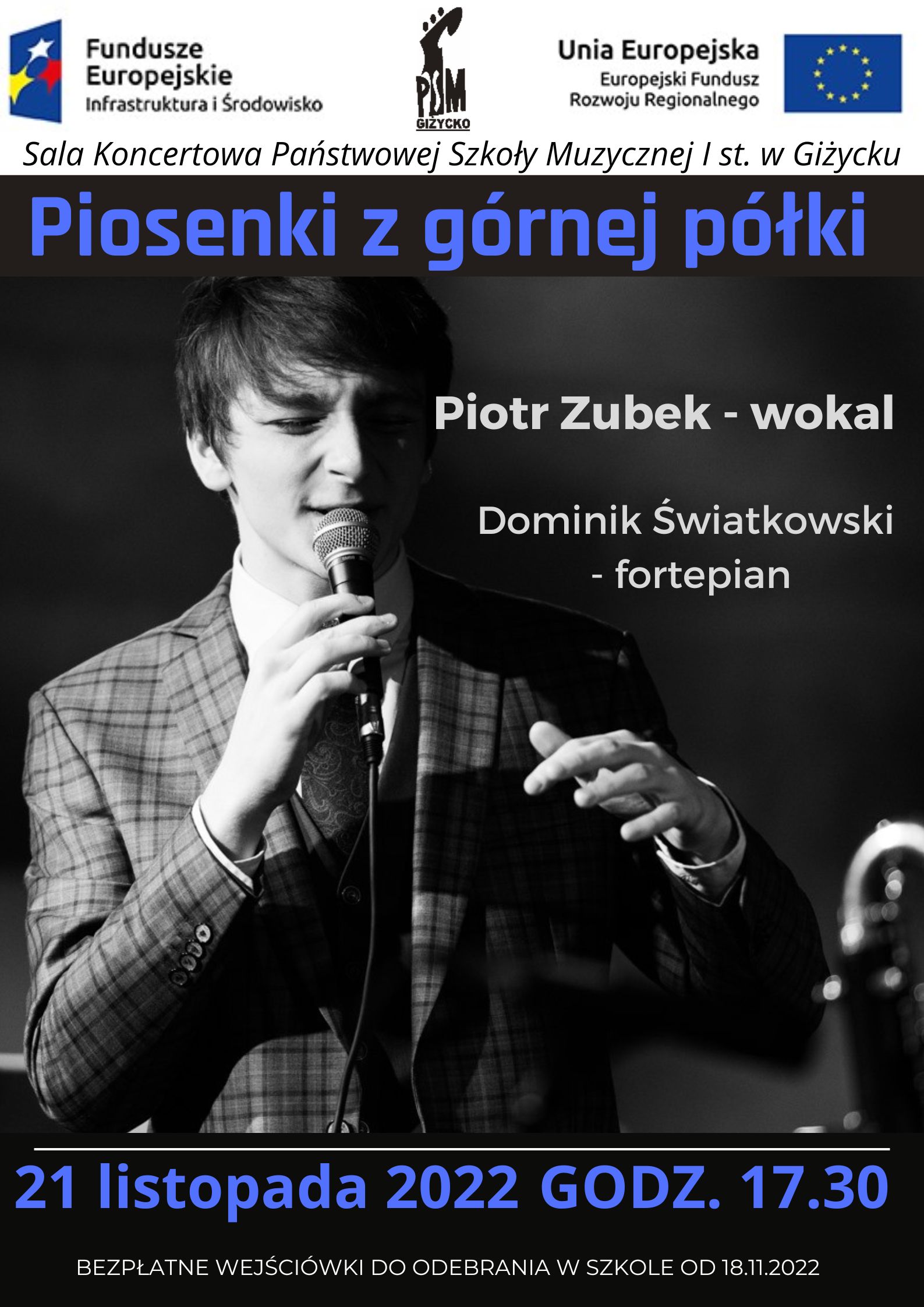plakat koncertu, w głównej część plakatu ciemne tło oraz zdjęcie śpiewającego mężczyzny. Na górze w układzie od lewej strony logo funduszy europejskich, logo PSM I st. w Giżycku, flaga Unii Europejskiej. U dołu plakatu data i godzina koncertu