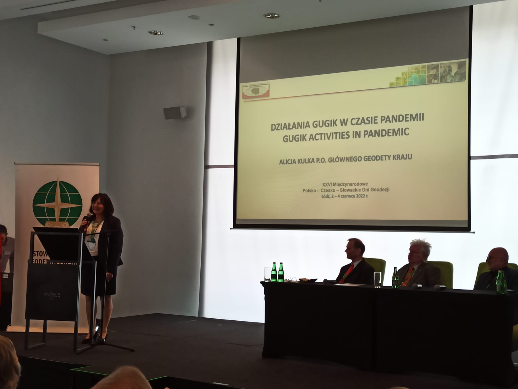 Na zdjęciu Alicja Kulka p.o. Główny Geodeta Kraju otwiera XXVI Polsko - Czesko - Słowackie Dni Geodezji