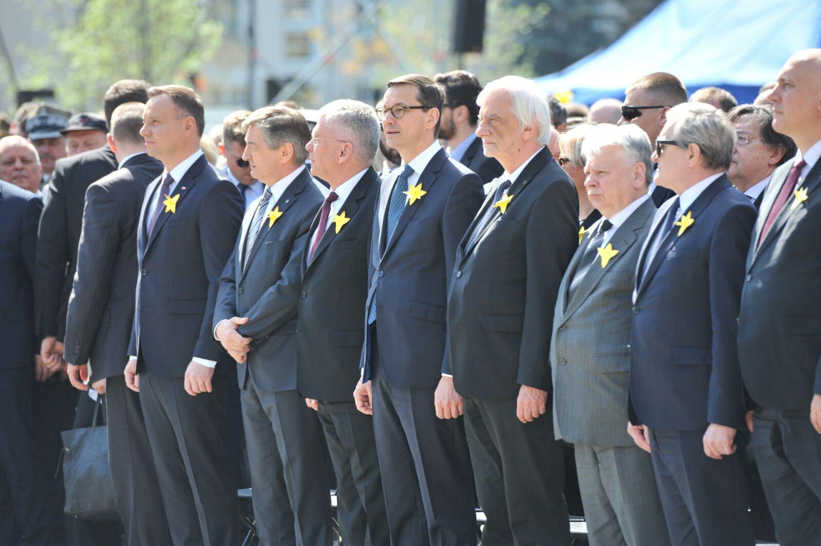 Prezydent Andrzej Duda, Marszałek Marek Kuchciński, Marszałek Stanisław Karczewski, Premier Mateusz Morawiecki stoją obok siebie podczas uroczystości.