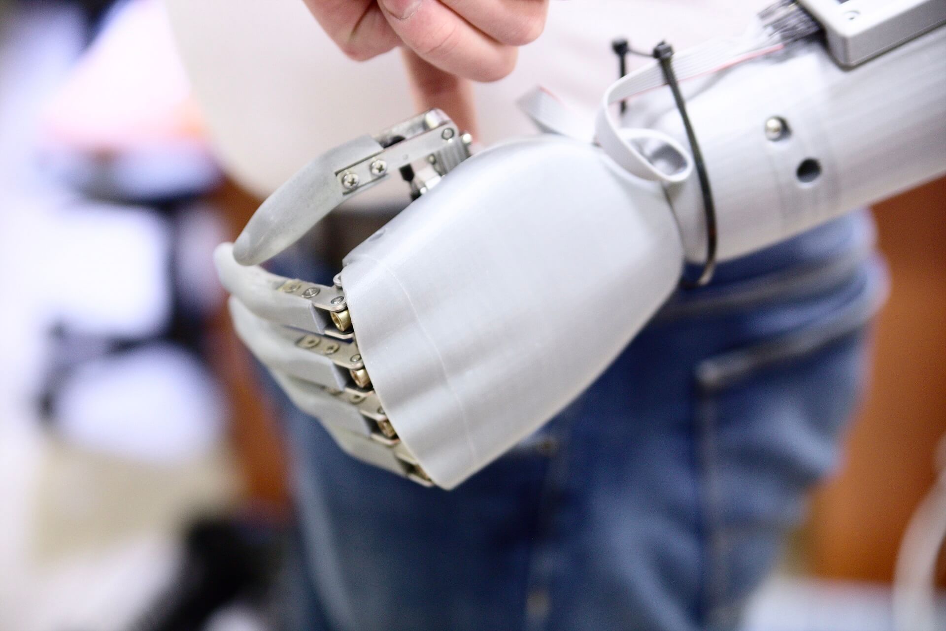 Proteza bioniczna ręki, demonstracja zginania palców