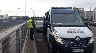 Stojący na ulicy radiowóz ITD.