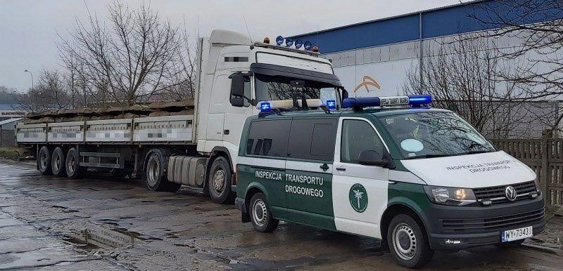 Niebezpieczny transport ciężkich podkładów kolejowych zatrzymał patrol ITD. 