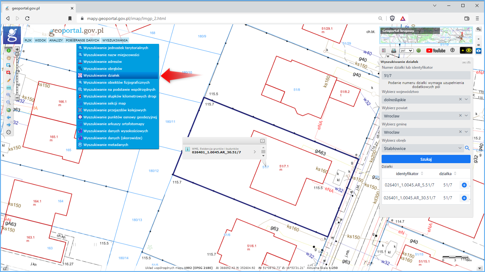 Ilustracja przedstawia zrzut z serwisu www.geoportal.gov.pl, na którym zilustrowane jest działanie ulepszonego narzędzia do wyszukiwania działek na podstawie numeru wraz z przybliżeniem do wyszukanej działki.