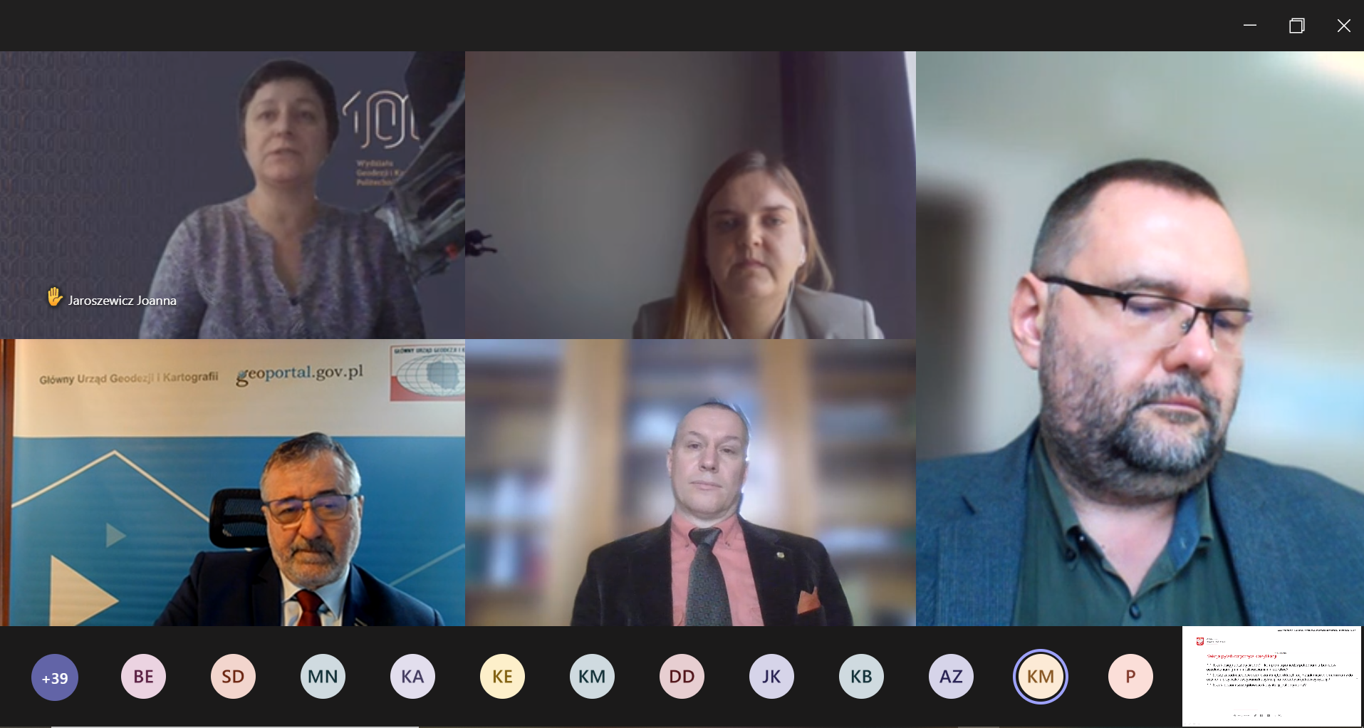 Ilustracja przedstawia zrzut ekranu z konferencji, na którym widać uczestników konferencji podczas dyskusji 