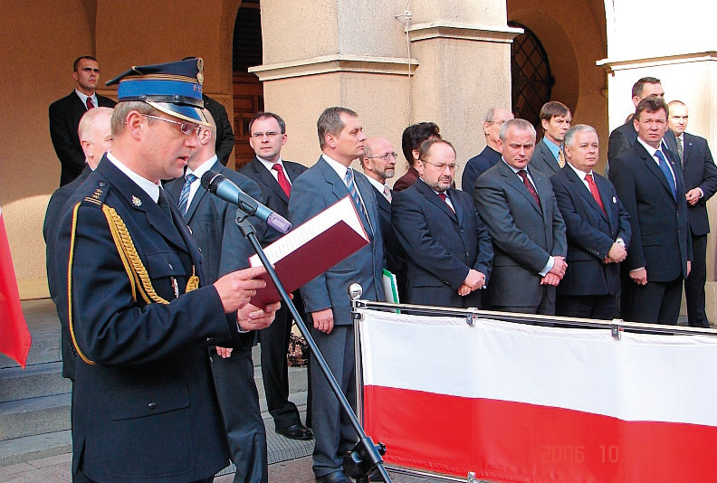 Zdjęcie przedstawia wystąpienie Opolskiego Komendanta Wojewódzkiego PSP.
