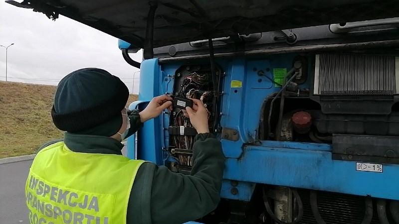 Inspektor ujawnił niedozwolony emulator AdBlue w instalacji elektrycznej ciężarówki.