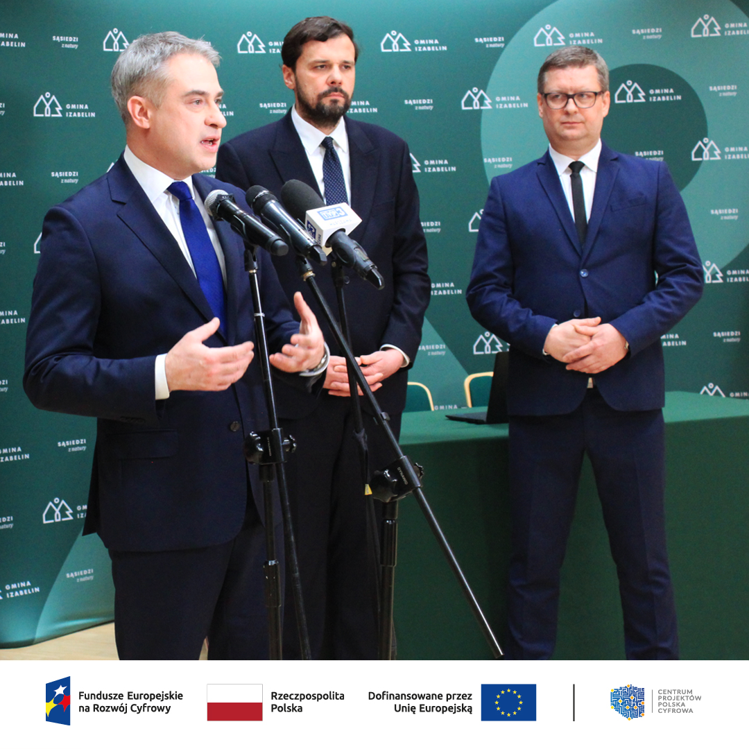 Przemawiający Minister Cyfryzacji Krzysztof Gawkowski, za nim Dyrektor CPPC i Dyrektor ds. Cyberbezpieczeństwa NASK 