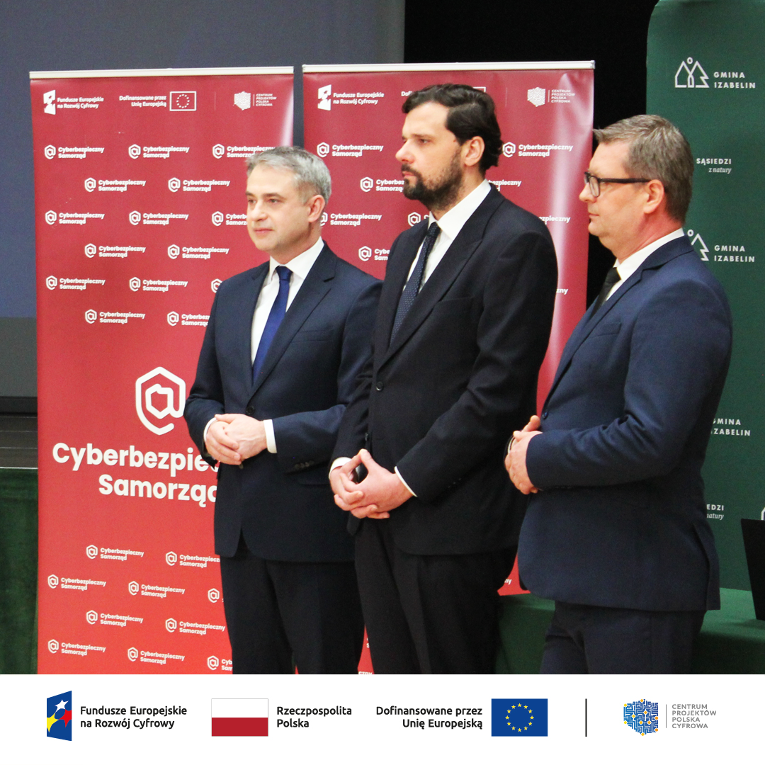 Od lewej Minister Cyfryzacji Krzysztof Gawkowski, Dyrektor CPPC Wojciech Szajnar i Dyrektor ds. Cyberbezpieczeństwa NASK Juliusz Brzostek na tle ścianki Cyberbezpieczny Samorząd